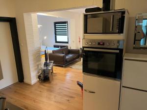 eine Küche mit einer Mikrowelle über einem Herd in der Unterkunft Wohnung in herzogenrath-strass für max 4 Gäste in Herzogenrath