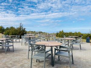 a row of tables and chairs on a patio at Kliff Butiik Majutus & Restoran in Panga