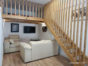 - un salon avec un canapé blanc et un escalier en bois dans l'établissement MCR, à Isla Cristina