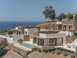 Una vista aérea de una villa con piscina. en ArtOikia Luxury Villas, By Hellocrete, en Saktoúria