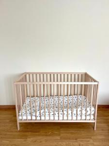 a white crib in a room with a white wall at Casa Marina in Cerdido