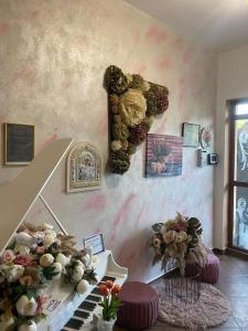 une chambre avec un escalier et des fleurs sur le mur dans l'établissement Casa Daniel, à Bran