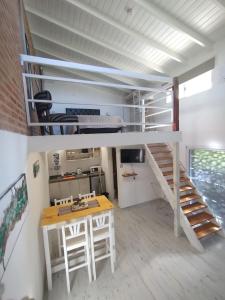 a room with a bunk bed and a desk and a staircase at Schönes Loft in Villa General Belgrano