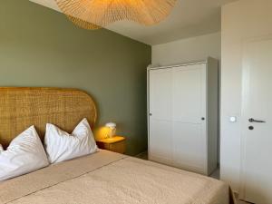 - une chambre avec un lit et une armoire blanche dans l'établissement Apartments Jasmina, à Vinišće