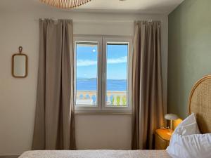 - une chambre avec une fenêtre donnant sur l'océan dans l'établissement Apartments Jasmina, à Vinišće
