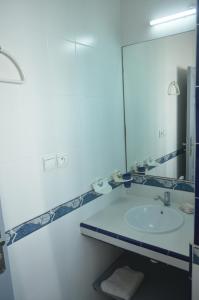 een badkamer met een wastafel en een grote spiegel bij Studio Tishka in Oualidia