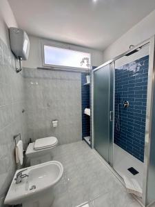 ein Badezimmer mit Dusche, Toilette und Waschbecken in der Unterkunft Pasquale's House in Sant'Agnello + 38 Fotos