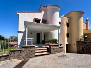 ein weißes Haus mit einer Treppe davor in der Unterkunft Pasquale's House in Sant'Agnello
