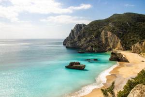 セジンブラにあるRS AL Areal - Sesimbraの海中の岩を望むビーチの景色