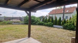 una vista su un cortile da una veranda di Family House a Mlynský Sek