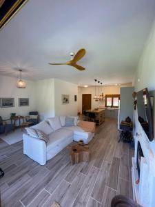 Posezení v ubytování Paralia Homes peaceful 2 bedroom, unit # 2