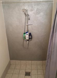 W łazience znajduje się prysznic. w obiekcie H&M Homes Apartments w mieście Aarhus