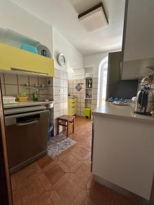 Köök või kööginurk majutusasutuses Private Villa Sea VIEW CON TERRAZZA E GIARDINO