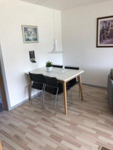 een eetkamer met een tafel en stoelen bij Langø, ferielejlighed in Nakskov