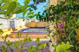 een tuin met een zwembad aan de zijkant van een gebouw bij Apartamento Trajano in Sevilla