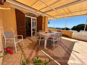 Rõdu või terrass majutusasutuses Private Villa Sea VIEW CON TERRAZZA E GIARDINO