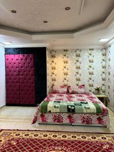 Postel nebo postele na pokoji v ubytování Furnished Bedroom with attached bath in Villa in sharjah