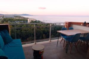 a balcony with a table and chairs and the ocean at Las mejores vistas de Oropesa in El Borseral
