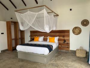 En eller flere senger på et rom på Tanzania Safari Lodge