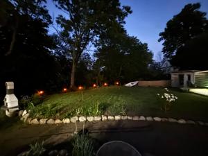 einen Garten in der Nacht mit Lichtern im Gras in der Unterkunft Landhaus Ankerplatz im Grünen, strandnah , fernab vom mainstream , ideal für Familien in Gorow