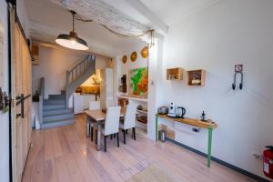kuchnia i jadalnia ze stołem i krzesłami w obiekcie Chez la fille de l éclusier w mieście Castelnaudary