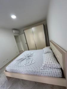 una camera con un letto di Summer Holiday a Shëngjin