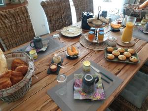 una mesa de madera con productos para el desayuno en CARPE DIEM, en Friaucourt