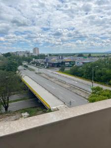 uma vista para uma estrada com uma ponte amarela em апартамент Граф Игнатиев 2 em Yambol
