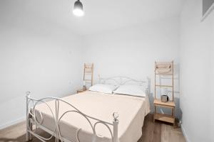 1 dormitorio con 1 cama blanca con sábanas blancas en City Vibe Villa with pool, en Split 54 fotos más