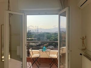 balcón con mesa, sillas y vistas en CasaMare Sant'Erasmo Apartment, en Palermo