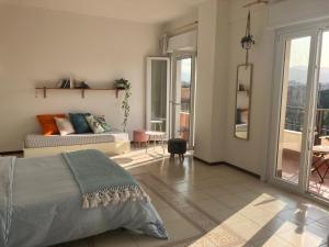 1 dormitorio con 1 cama y 1 sofá en CasaMare Sant'Erasmo Apartment, en Palermo