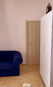 Apartments Harmony في أولتسينج: غرفة معيشة مع أريكة زرقاء وباب