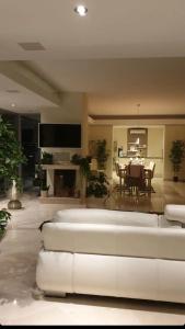 Luxury House in Montagnola في Collina d'Oro: غرفة معيشة مع أريكة بيضاء وطاولة
