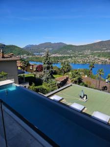 Výhled na bazén z ubytování Luxury House in Montagnola nebo okolí