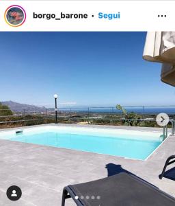 basen z widokiem na ocean w obiekcie Borgo Barone w mieście Mascali