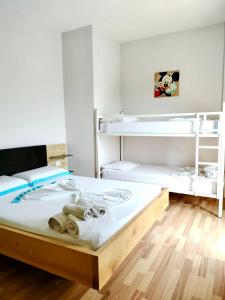 1 dormitorio con 1 cama con 2 literas en Apartments Vista Mar, en Orikum