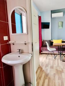 Habitación con baño con lavabo y silla. en Apartments Vista Mar, en Orikum