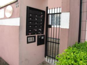 une porte menant à un bâtiment avec un bouquet de bouteilles de vin dans l'établissement RCM Vilas - STUDIO n18 Deluxe, à Joinville