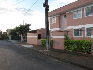 une rue vide devant un bâtiment dans l'établissement RCM Vilas - STUDIO n18 Deluxe, à Joinville
