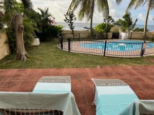 Apartment with exceptional sea view内部或周边的泳池