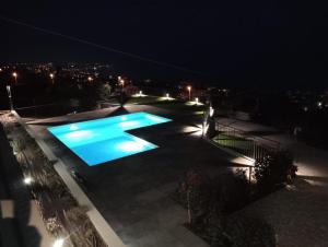 una piscina notturna su un tetto di Villa la Matta a Sanremo