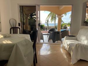 特鲁欧克比赫斯Apartment with exceptional sea view的客厅配有一张床,享有海景