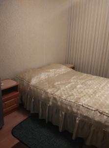 Dormitorio pequeño con cama y mesa en Volna Hotel, en Alushta