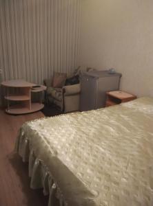 1 dormitorio con cama blanca y sofá en Volna Hotel, en Alushta