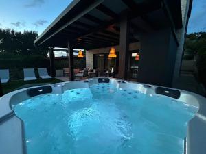 Bazén v ubytování NEW Luxury Feel Good House by the Sea nebo v jeho okolí