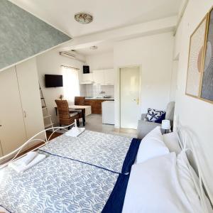 ein Schlafzimmer mit einem Bett und ein Wohnzimmer in der Unterkunft Apartments Ada in Rovinj