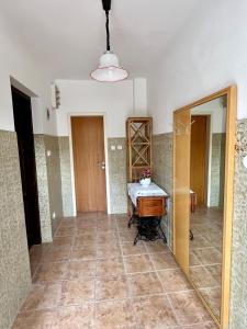 um quarto com uma mesa e um espelho em Apartmani Krunić em Barbat na Rabu