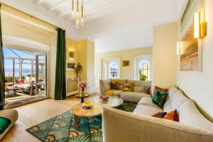 ein Wohnzimmer mit einem Sofa und einem Tisch in der Unterkunft Vane Tower - Award winning designer retreat with panoramic sea views in Torquay