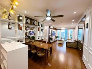 uma cozinha com uma mesa e uma ventoinha de tecto em Homestay Hạ Long 3 phòng ngủ view biển em Ha Long