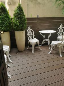 ソポトにあるSuites La Bellaの白い椅子とテーブルのデッキ